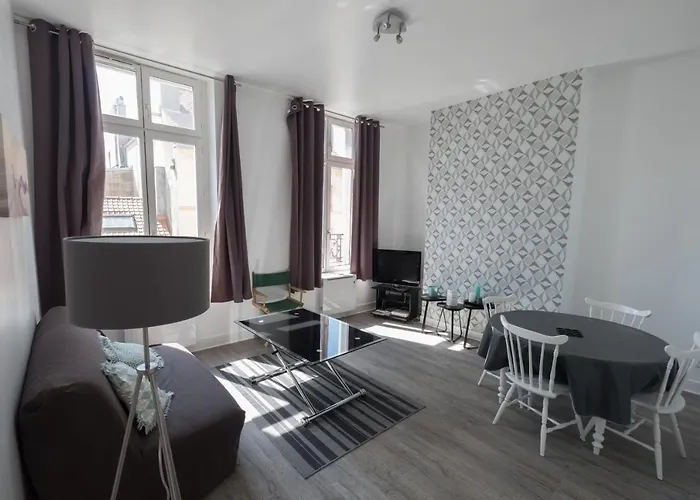 St Cyr Logement Lumineux Dans Coeur De Ville & Wifi